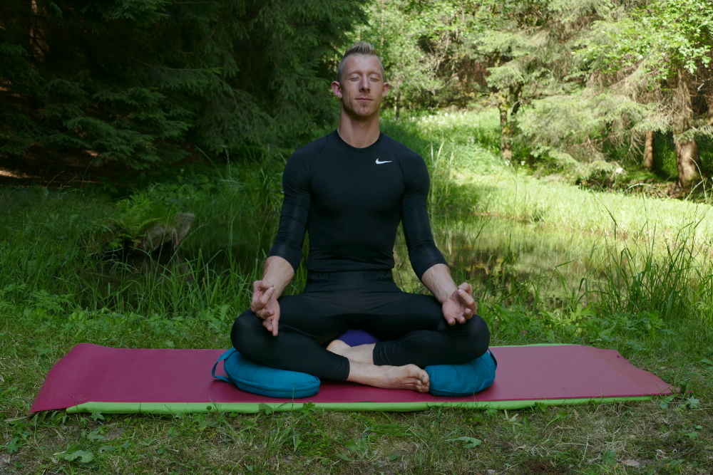Yoga-Übung Sukhasana – Schneidersitz Yoga bei Bandscheibenvorfall