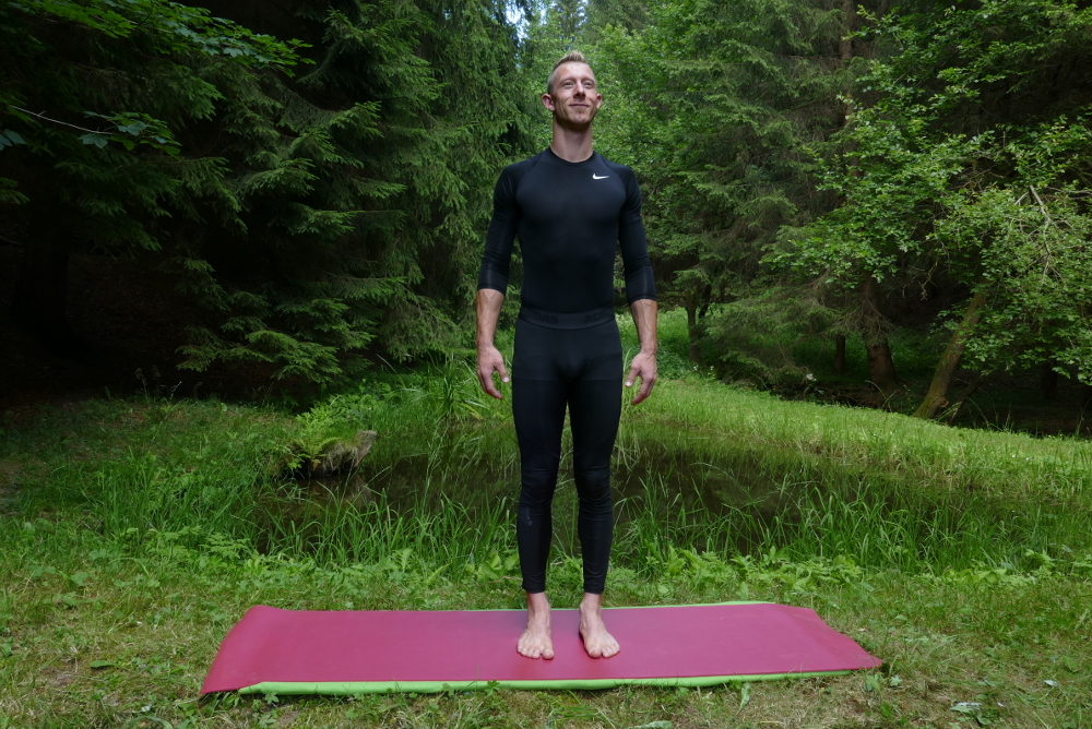 Yoga-Übung Tadasana – Aufrechter Stand Yoga bei Bandscheibenvorfall