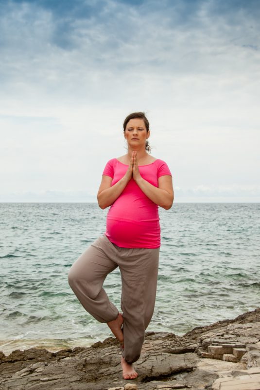 Yoga für Schwangere wirkt ausgleichend und kräftigt Hüfte und Becken in Vorbereitung auf die Geburt