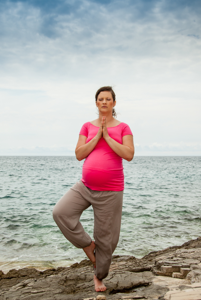 Yoga üben in der Schwangerschaft Vrkshasana der Baum Yoga für Schwangere