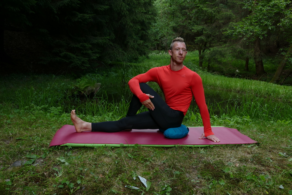 Yoga Übung Ardha Matsyendrasana – der Drehsitz Yoga für Anfänger