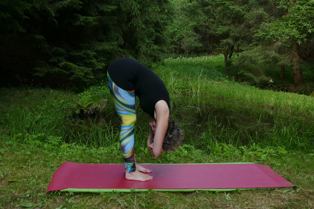 Yoga Übung Uttanasana – Vorbeuge im Stand Yoga für Anfänger