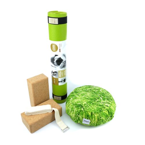 Yoga Set für Beginner in der Farbe grün mit zwei Kork Yoga Blocks, Yogamatte, Yogakissen und Yoga Gurt