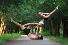 Acro Yoga – hier lernst du zu fliegen & zu vertrauen